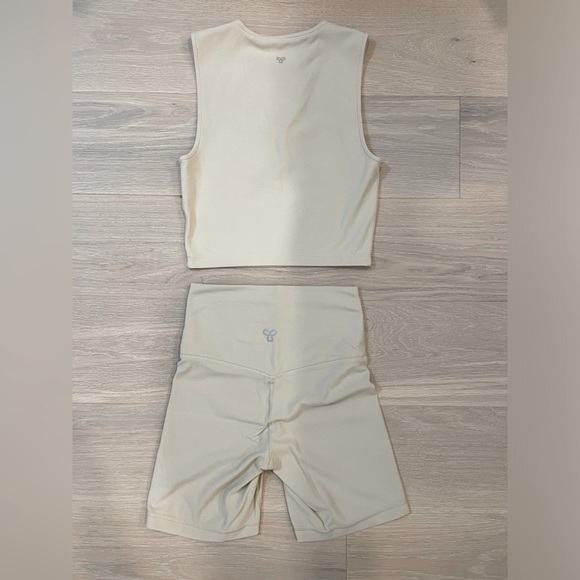 TnAction TnaBUTTER™ Muscle Tank and Atmosphere Hi-Rise 7" Short - SET Size Small - Picture 3 of 5